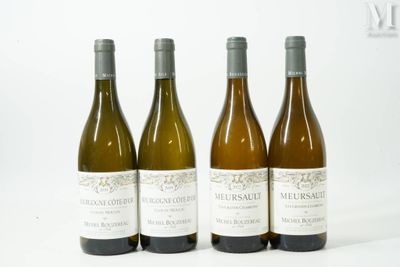 trois bouteilles de vin sont alignées sur une surface blanche