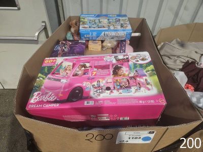 une boîte en carton contenant de nombreuses poupées Barbie