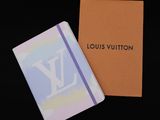 Carnet et boîte Louis Vuitton sur fond noir