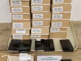 Plusieurs boîtes de téléphones portables sont posées les unes à côté des autres sur une table.