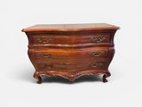 une commode en bois surmontée d'un tiroir