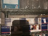 une étagère remplie de bocaux en verre, sur laquelle sont posés des bocaux