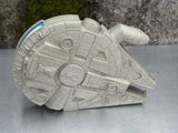 une petite maquette d'un véhicule de « Star Wars » posée sur une table