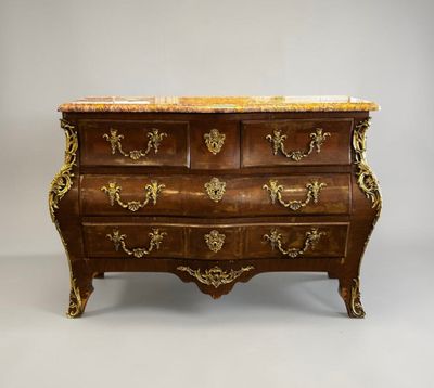 une commode ancienne avec un plateau en marbre