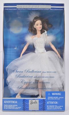 La poupée porte une robe blanche et un ruban à nouer