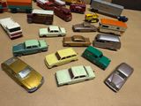 un grand nombre de voitures et de camions jouets sur une table