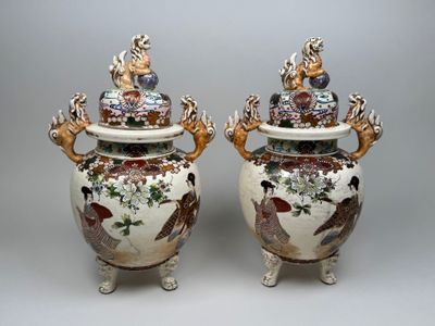 une paire de grands vases décorés d'oiseaux et de fleurs peints