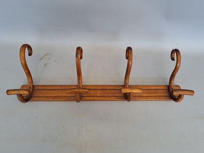 une photo d'un porte-manteau en bois muni de crochets