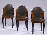 trois chaises en bois dont le dossier et les pieds sont recouverts de cuir