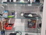 une vitrine en verre contenant divers objets