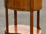une petite table en bois avec un plateau en marbre