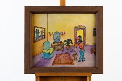 une photo d'un tableau posé sur un chevalet, avec une photo d'une personne dans un salon