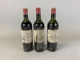trois bouteilles de vin posées l'une à côté de l'autre sur une table