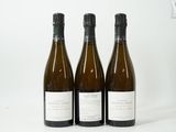 trois bouteilles de vin posées l'une à côté de l'autre sur une table