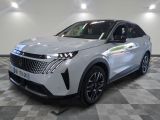 le suv blanc est garé sur le sol en damier d'une pièce