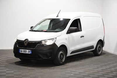 La camionnette blanche est garée dans une pièce dont le sol est recouvert d'un carrelage à damier.