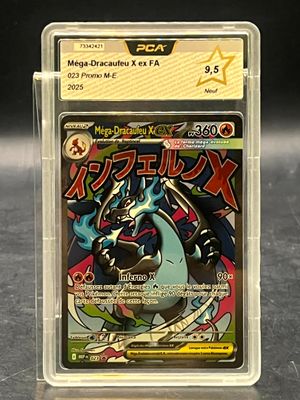 gros plan d'une carte pokemon dans un étui en plastique