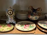 de nombreuses assiettes et tasses sur une étagère dans une pièce