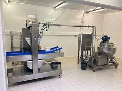 une photo d'une grande cuisine industrielle équipée d'un tapis roulant