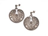 une paire de boucles d'oreilles en argent sur fond blanc