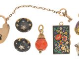 une image représentant une collection de bijoux comprenant une clé, un cadenas, un porte-clés et d'autres objets
