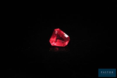 un losange rouge sur fond noir