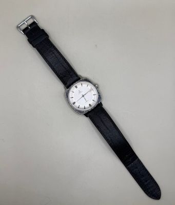 gros plan d'une montre sur une table à fond blanc