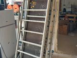 une échelle adossée au mur d'une pièce