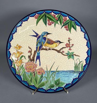 une assiette décorative ornée d'un oiseau et de fleurs