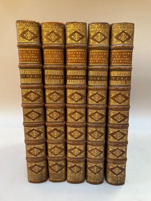 un ensemble de six livres anciens avec des motifs dorés et bruns