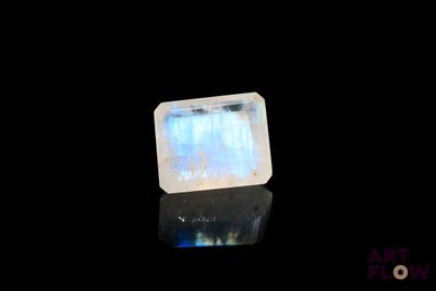 l'image d'une pierre carrée blanche posée sur une surface noire