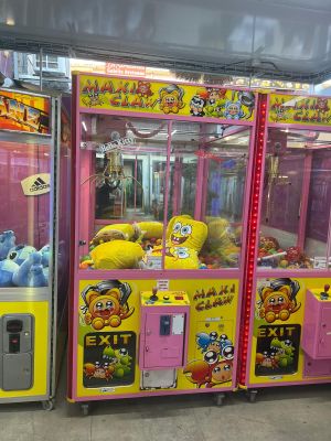 deux distributeurs automatiques sur lesquels sont posées des peluches