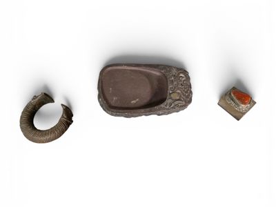 trois bijoux, dont une bague, une bague et une bague, posés sur un fond blanc