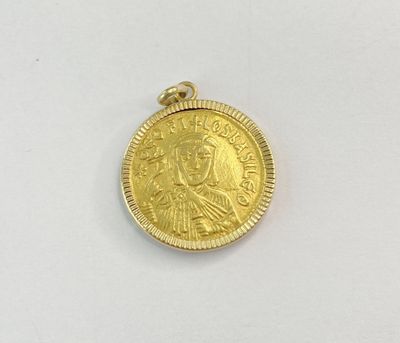 gros plan d'une pièce d'or sur une surface blanche