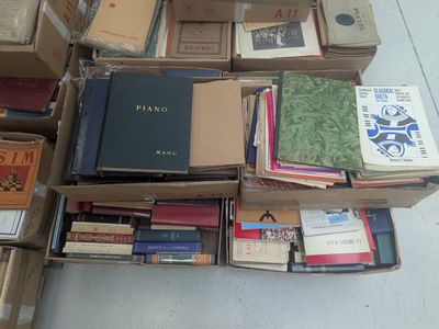 de nombreux livres empilés sur le sol