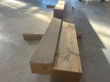 plusieurs pièces de bois sont empilées dans une pièce
