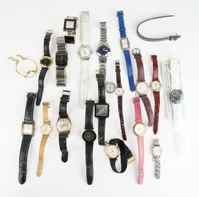 un grand nombre de montres posées sur une table