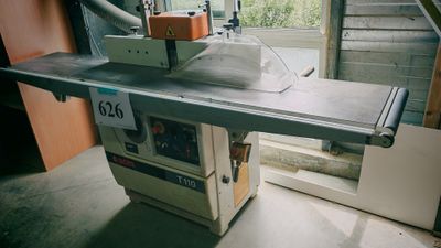 une machine posée sur une table dans une pièce