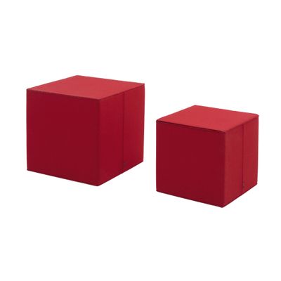 une paire de tabourets cubiques rouges sur fond blanc