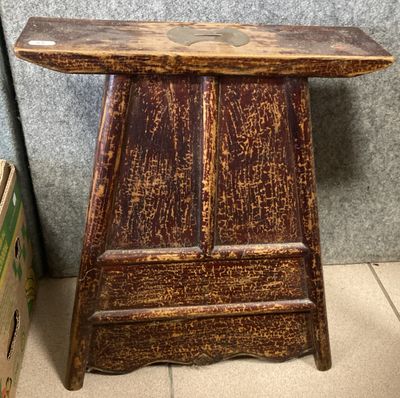 une petite table en bois surmontée d'un tiroir
