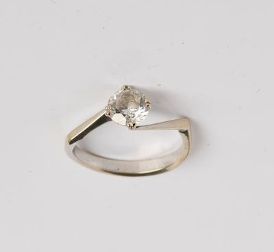 une bague de fiançailles ornée d'un diamant blanc sur fond blanc