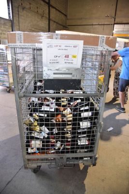une grande cage métallique remplie de bouteilles de vin
