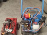 une photo d'un petit compresseur d'air et d'un petit compresseur d'air dans un garage