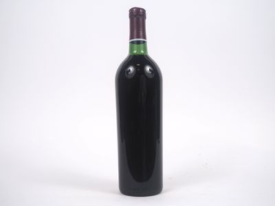 une bouteille de vin posée sur une table
