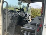 un camion blanc équipé d'un volant et d'un tableau de bord