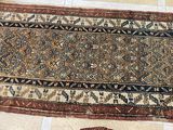 un tapis posé à même le sol, à côté d'un autre tapis posé à même le sol