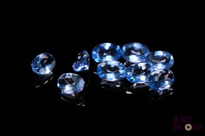 de très jolis diamants bleus sur un fond noir