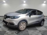 la voiture argentée est garée sur un carrelage à carreaux