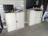 deux placards situés l'un à côté de l'autre dans la pièce