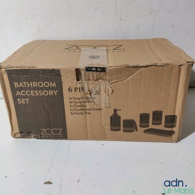 une boîte en carton contenant un ensemble d'accessoires de salle de bains